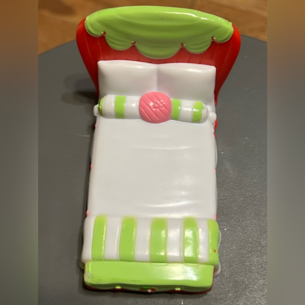 Strawberry Shortcake Doll Bed By Hasbro - Picture 4 of 10
